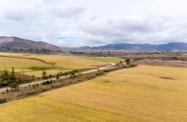 gorgeous-view-road-peruvian-andes-cusco-peru