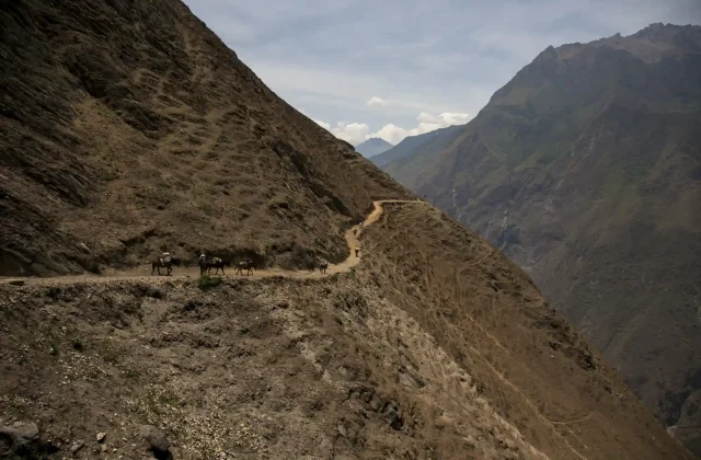 hike-through-apurimac-canyon-ruins-choquequirao-inca-archaeological-site-peru (11)
