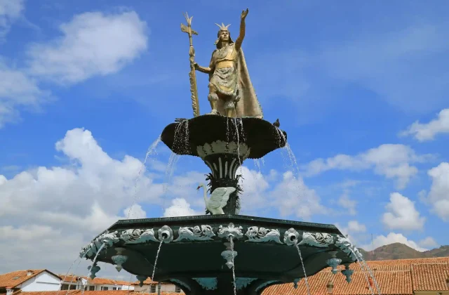 statue-pachacuti-inca-yupanqui-fountain-plaza-de-armas-square-cusco-peru
