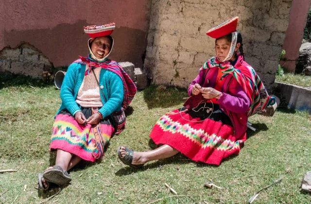 mujeres-andinas-con-trajes-tipicos-de-cusco (1)