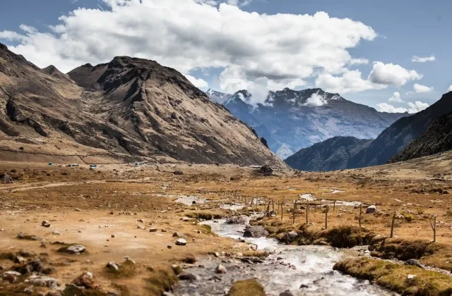 camping-soraypampa-trekkers-doing-salkantay-trek
