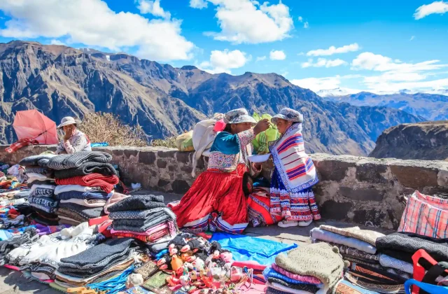cabanaconde-peru-may-15-2015-unidentified-women-selling-souvenirs-cruz-del-condor-viewpoint