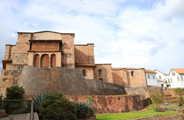 coricancha-with-convent-santo-domingo-remarkable-landmark-historic-center-cusco-peru (1)