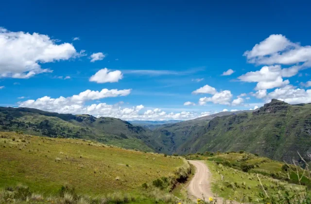 rolling-green-mountains-cusco-waqrapukara-peru