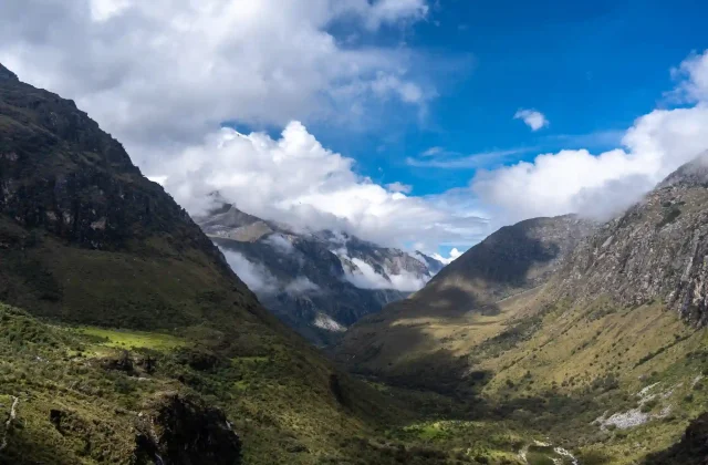 snowcapped-mountains-valley-along-laguna-69-trek-huaraz-peru